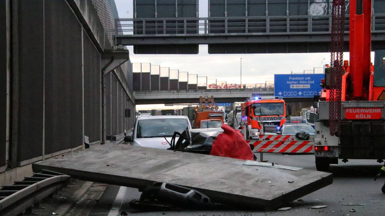 Die Unfallstelle ist zu sehen: Die Betonplatte hat das Auto fast vollständig unter sich begraben.