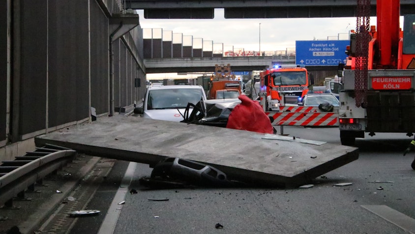 Die Unfallstelle ist zu sehen: Die Betonplatte hat das Auto fast vollständig unter sich begraben.