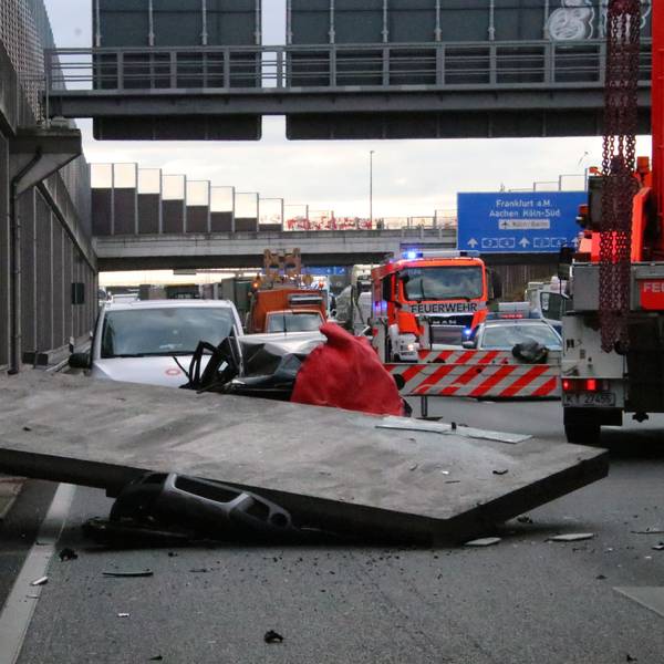 Die Unfallstelle ist zu sehen: Die Betonplatte hat das Auto fast vollständig unter sich begraben.