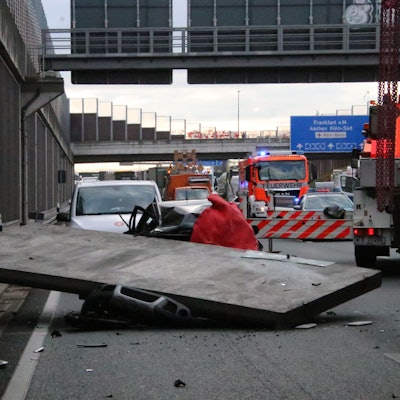 November 2020: Eine aus der Lärmschutzwand herabfallende Betonplatte traf den VW Polo und tötete die Insassin.