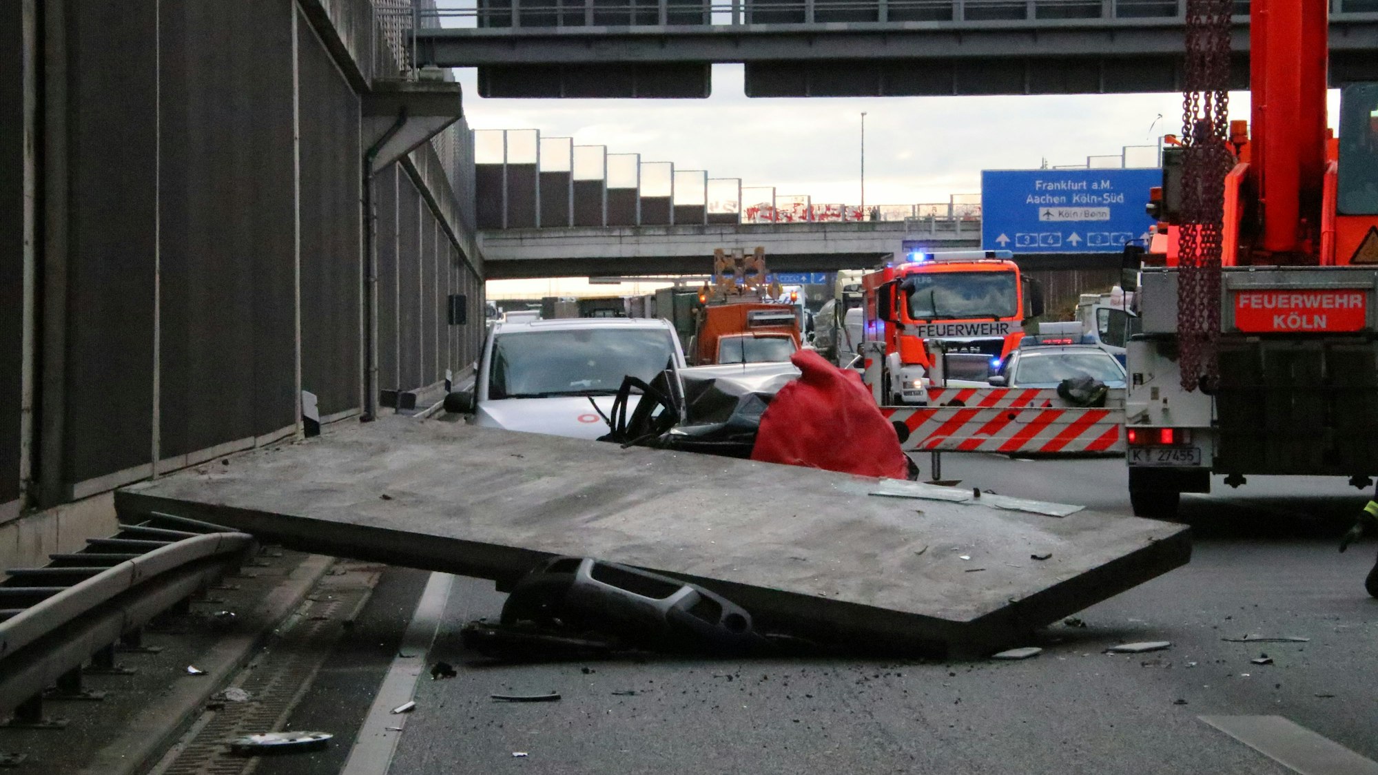 Die Unfallstelle ist zu sehen: Die Betonplatte hat das Auto fast vollständig unter sich begraben.