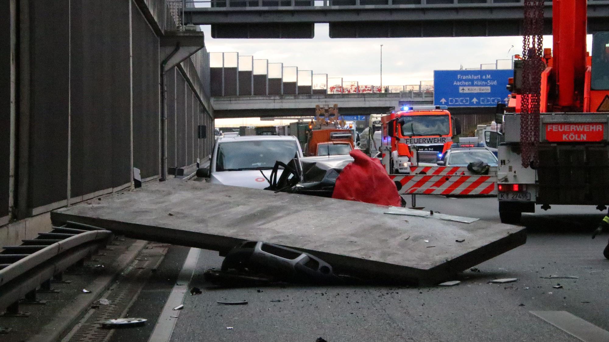 November 2020: Eine aus der Lärmschutzwand herabfallende Betonplatte traf den VW Polo und tötete die Insassin.