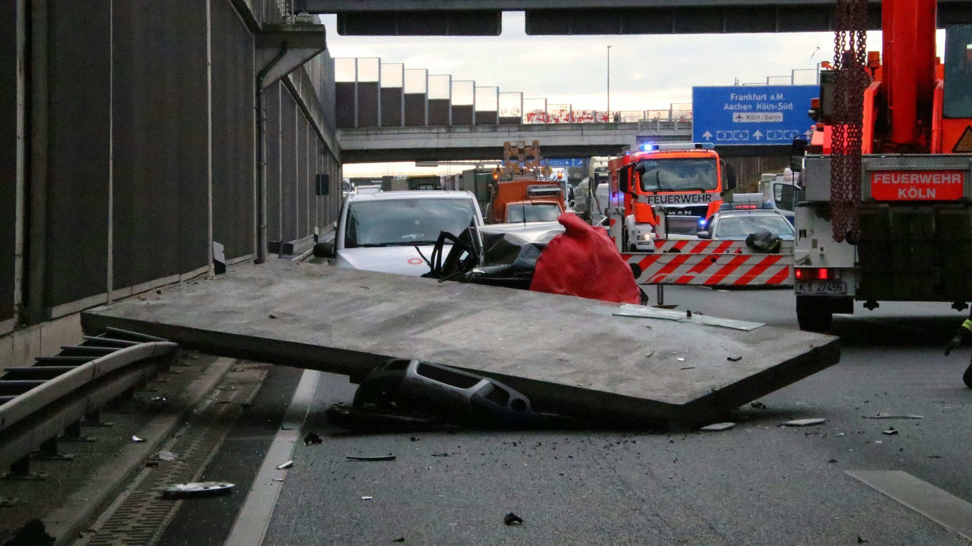 November 2020: Eine aus der Lärmschutzwand herabfallende Betonplatte traf den VW Polo und tötete die Insassin.