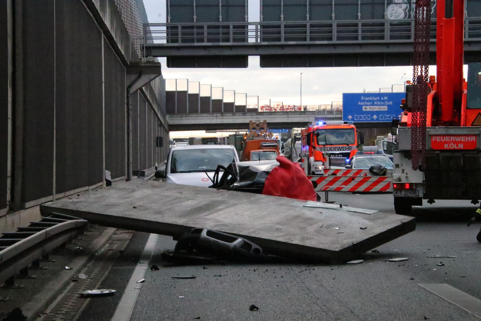 November 2020: Eine aus der Lärmschutzwand herabfallende Betonplatte traf den VW Polo und tötete die Insassin.