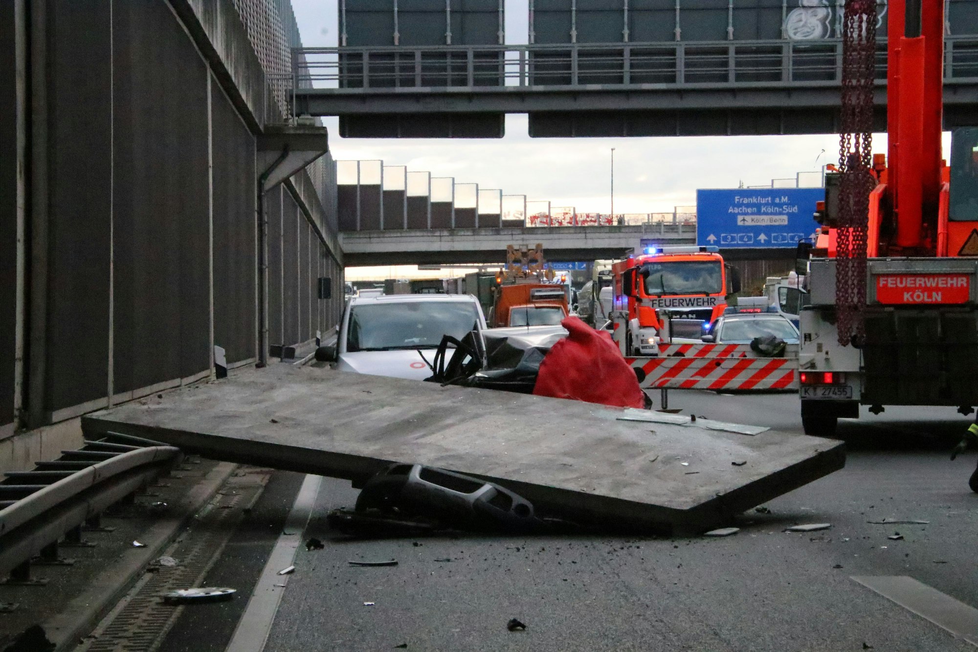 November 2020: Eine aus der Lärmschutzwand herabfallende Betonplatte traf den VW Polo und tötete die Insassin.