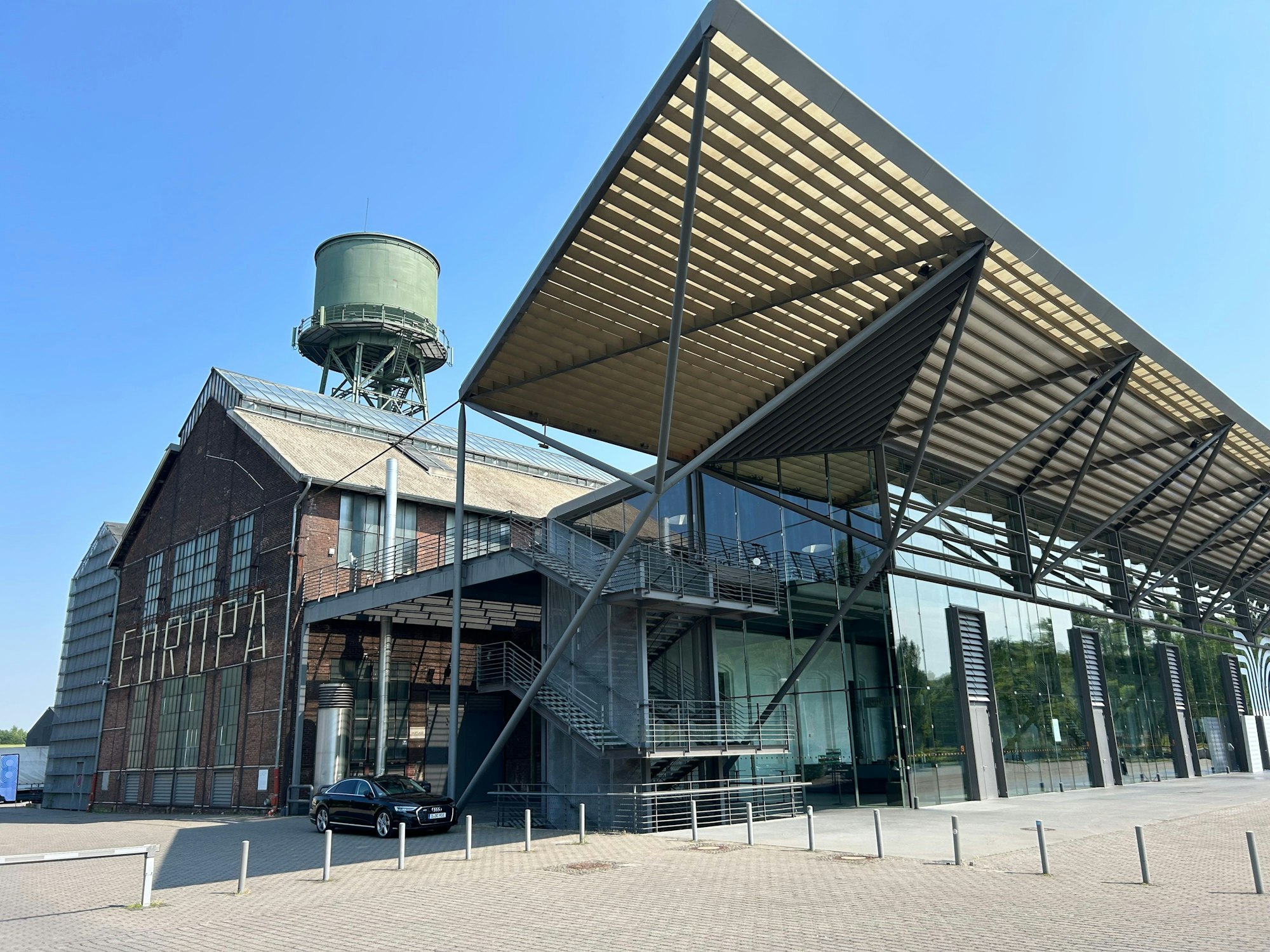 Außenansicht der Jahrhunderthalle: in ihr spiegelt sich Industriearchitektur