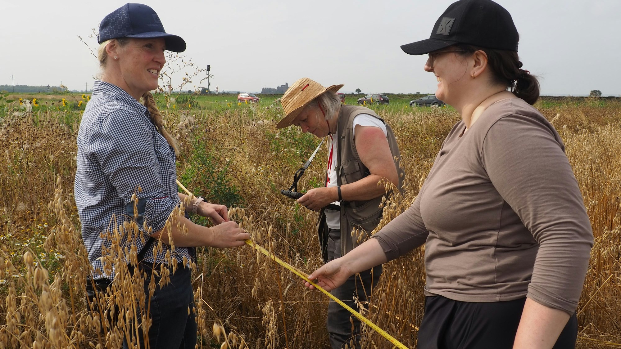 Alex Schieweling-Brehm und Olivia Piasecki halten einen Zollstock, Ute Köhler ein Tablet.