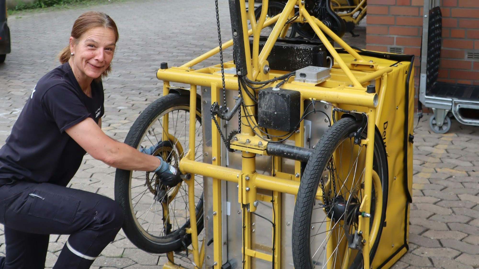 Das Bild zeigt Claudia Spohr, die zum Team der mobilen Instandsetzung bei der Post gehört.