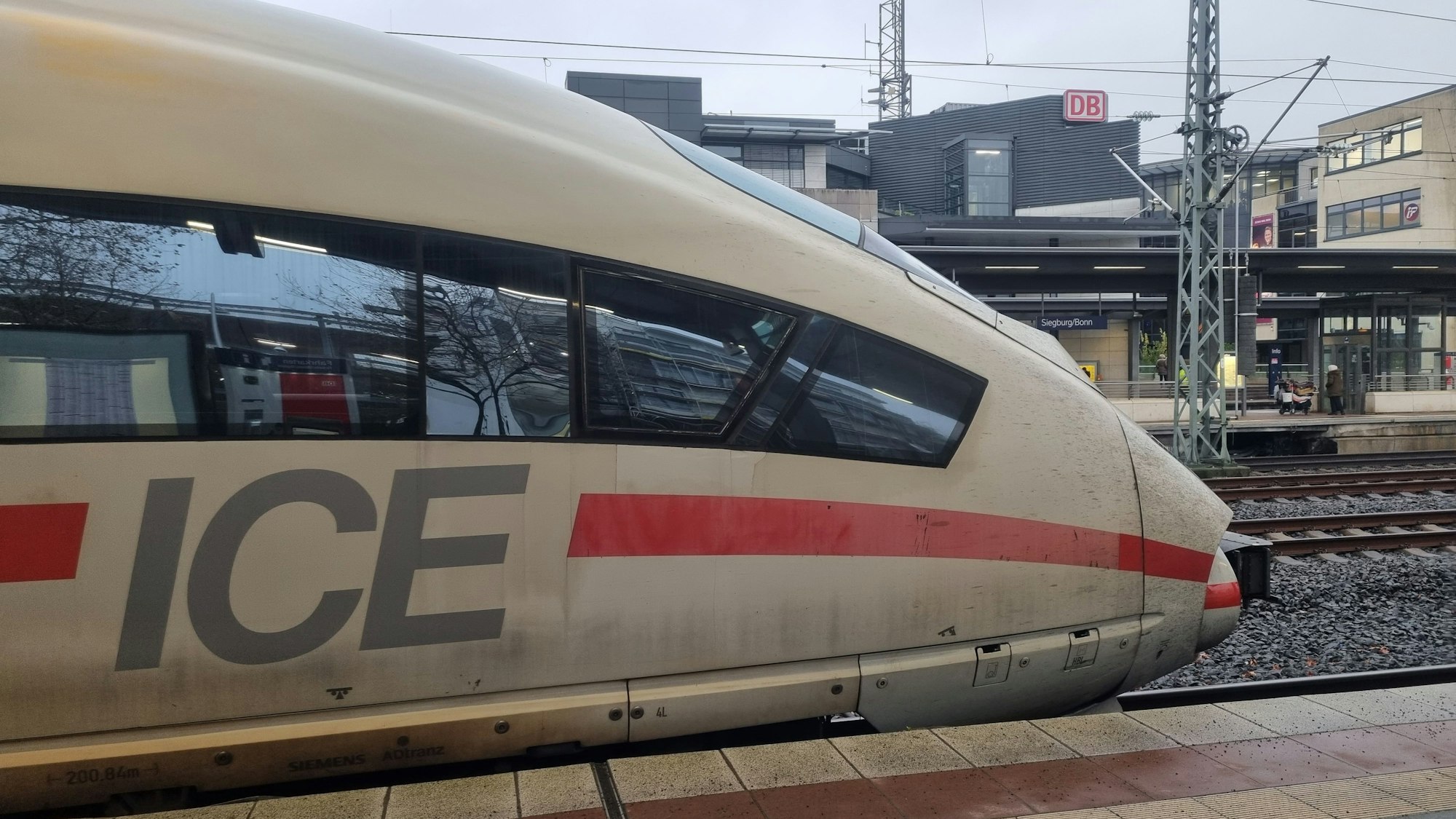 Ein ICE der Deutschen Bahn hält an Gleis 6 des Bahnhofs Siegburg/Bonn.