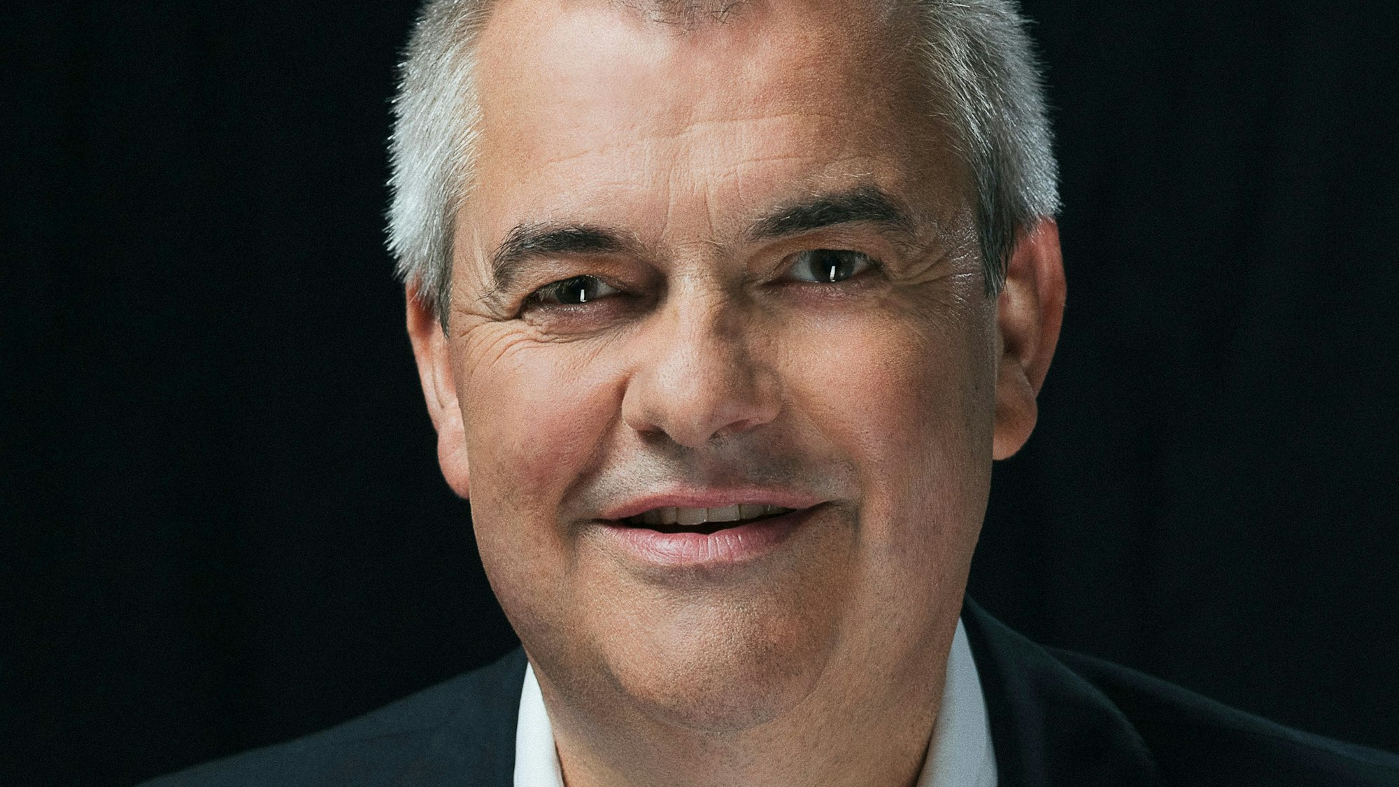 Auf dem Foto ist Marc Prokop zu sehen. Er will Bürgermeister in Brühl werden.