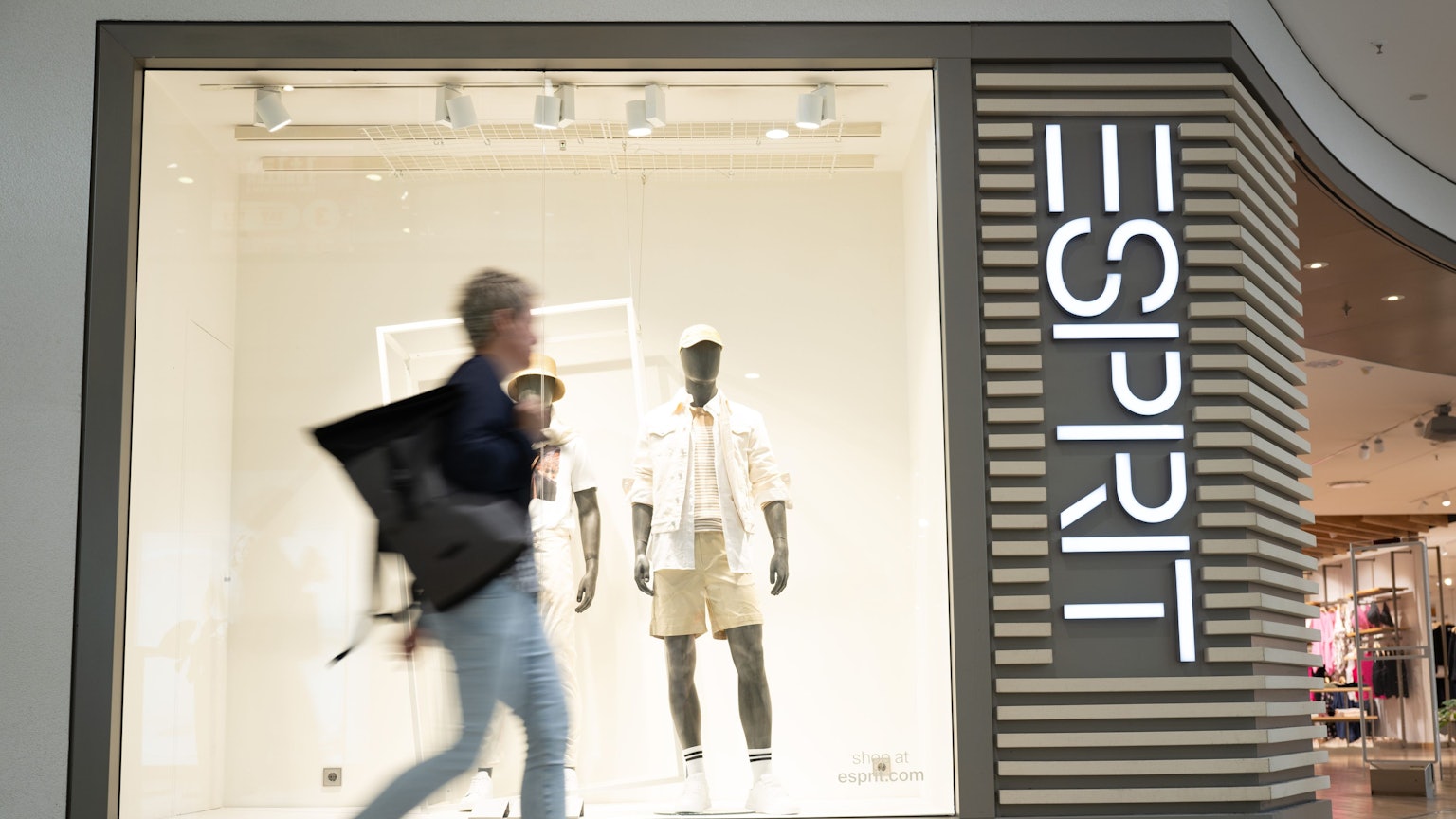 Eine Passantin geht vor einer Filiale des Modekonzerns Esprit entlang.