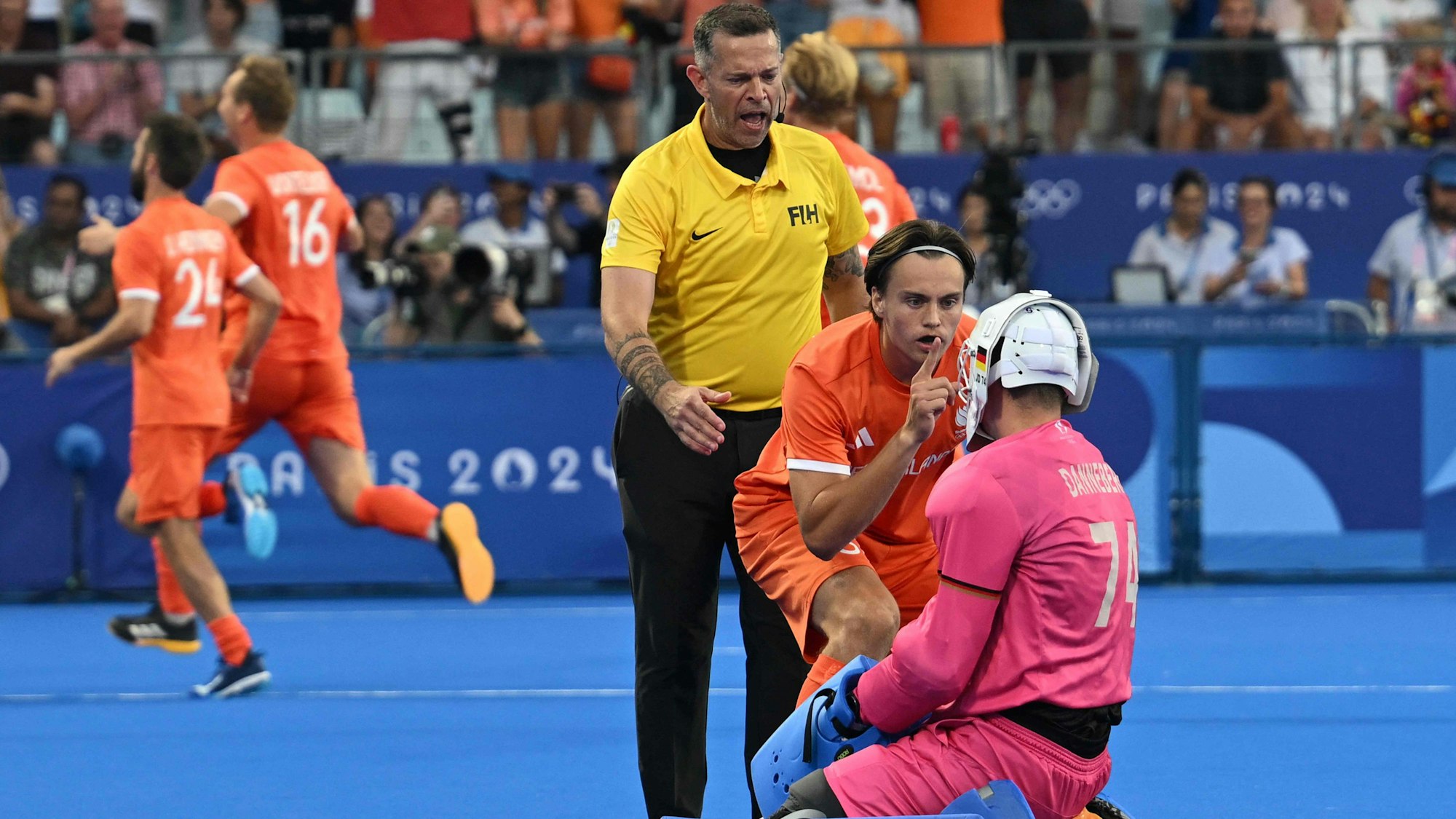 dpatopbilder - 08.08.2024, Frankreich, Colombes: Olympia, Paris 2024, Hockey, Herren, Finale, Niederlande - Deutschland, der niederländische Spieler Duco Telgenkamp (2vr) jubelt nach dem Sieg im Penaltyschießen vor dem deutschen Torhüter Jean-Paul Danneberg (r). Foto: Arun Sankar/AFP/dpa +++ dpa-Bildfunk +++
