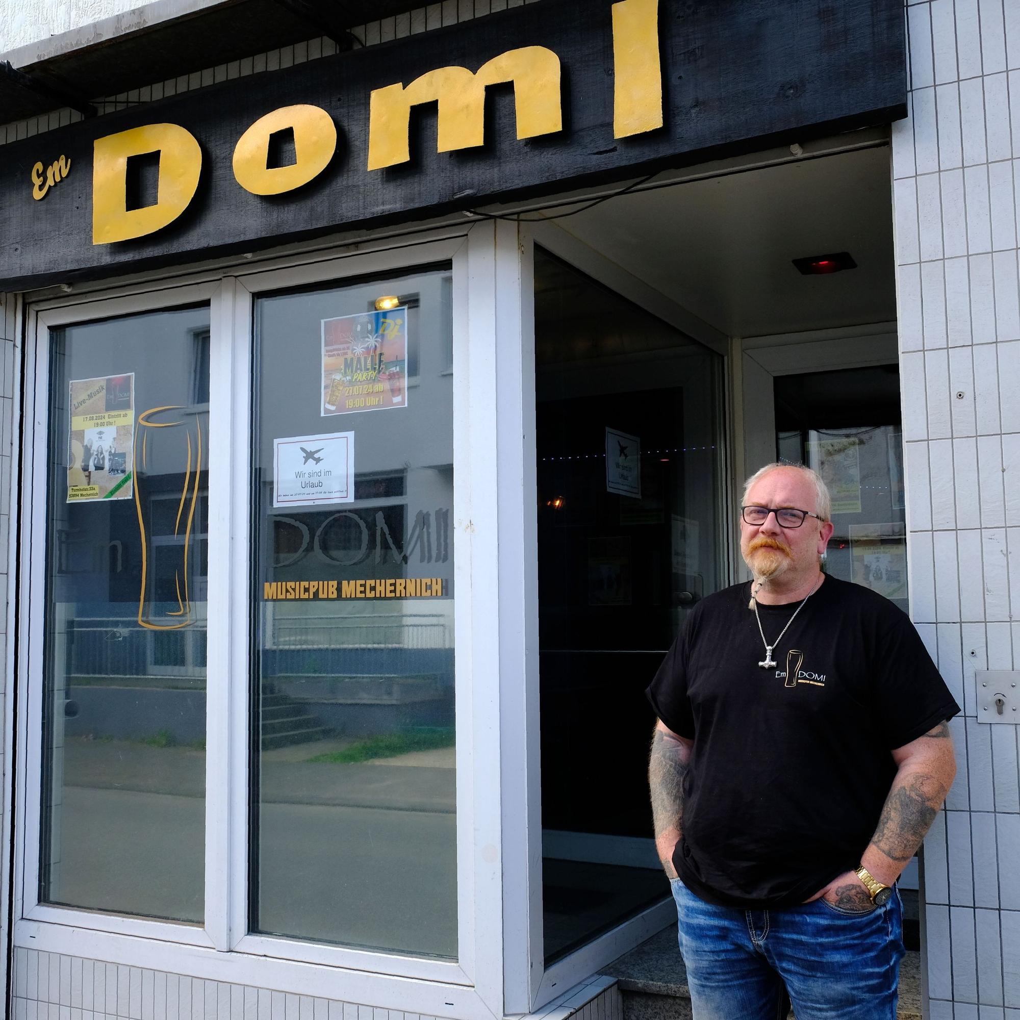 Jürgen Kastenholz steht vor seiner Musikkneipe Em Domi in der Turmhofstraße in Mechernich.