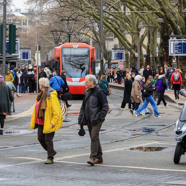 Eine KVB-Bahn am Neumarkt.