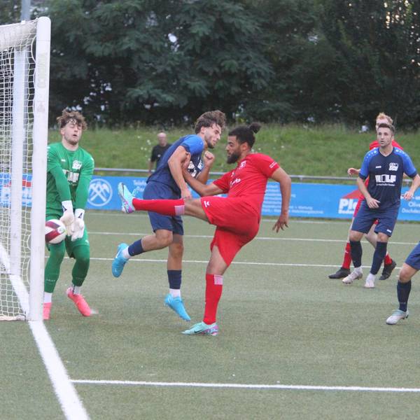 Keeper Niklas Lüder-Jescheck vom SC Uckerath kann den „Einschlag“ zum 2:4 nicht verhindern.