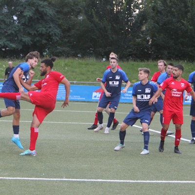 Keeper Niklas Lüder-Jescheck vom SC Uckerath kann den „Einschlag“ zum 2:4 nicht verhindern.