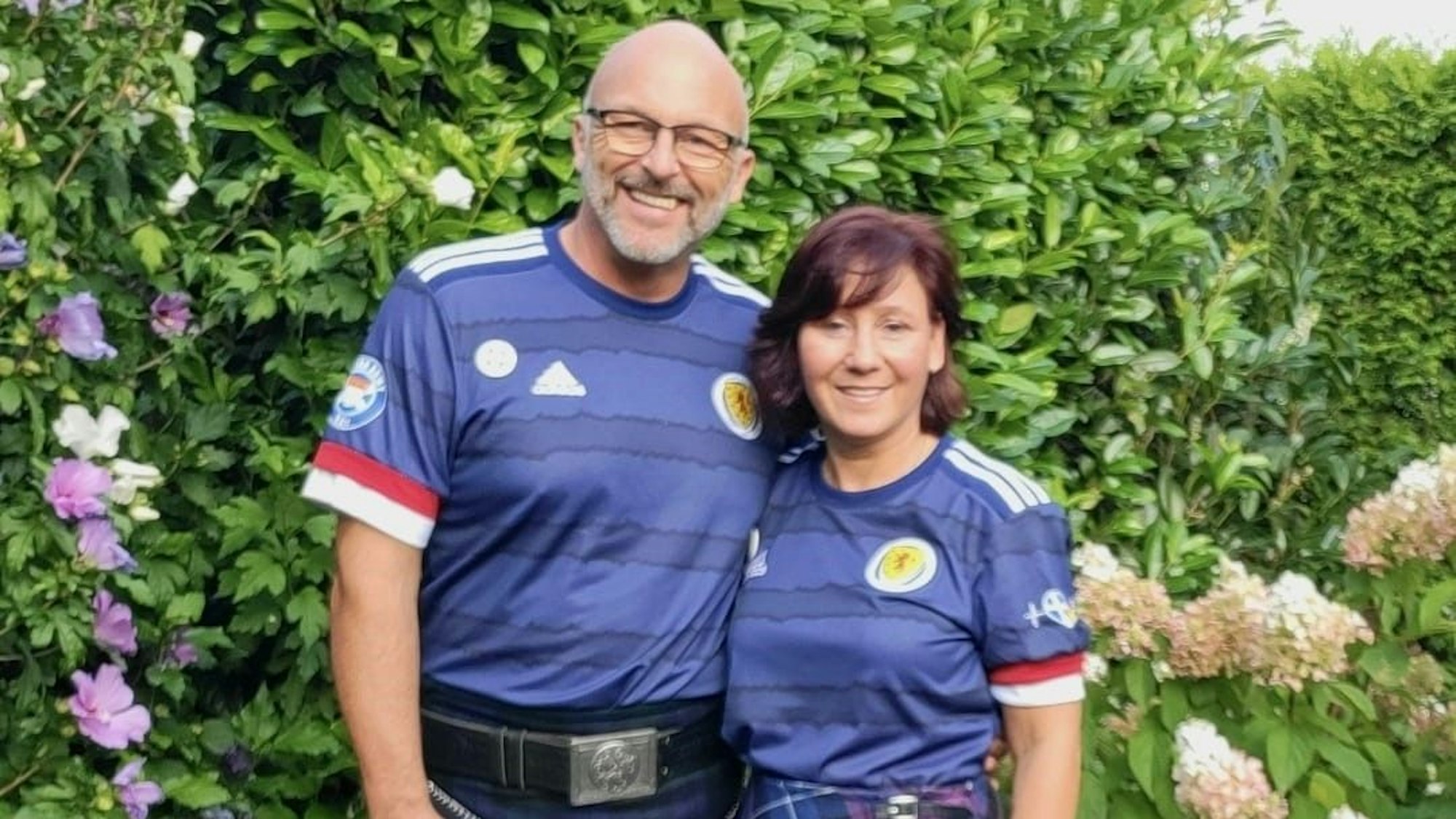 Jürgen Weiss (l.) und seine Frau Sylvia sind seit der Fußball-EM komplett im Schottland-Fieber.