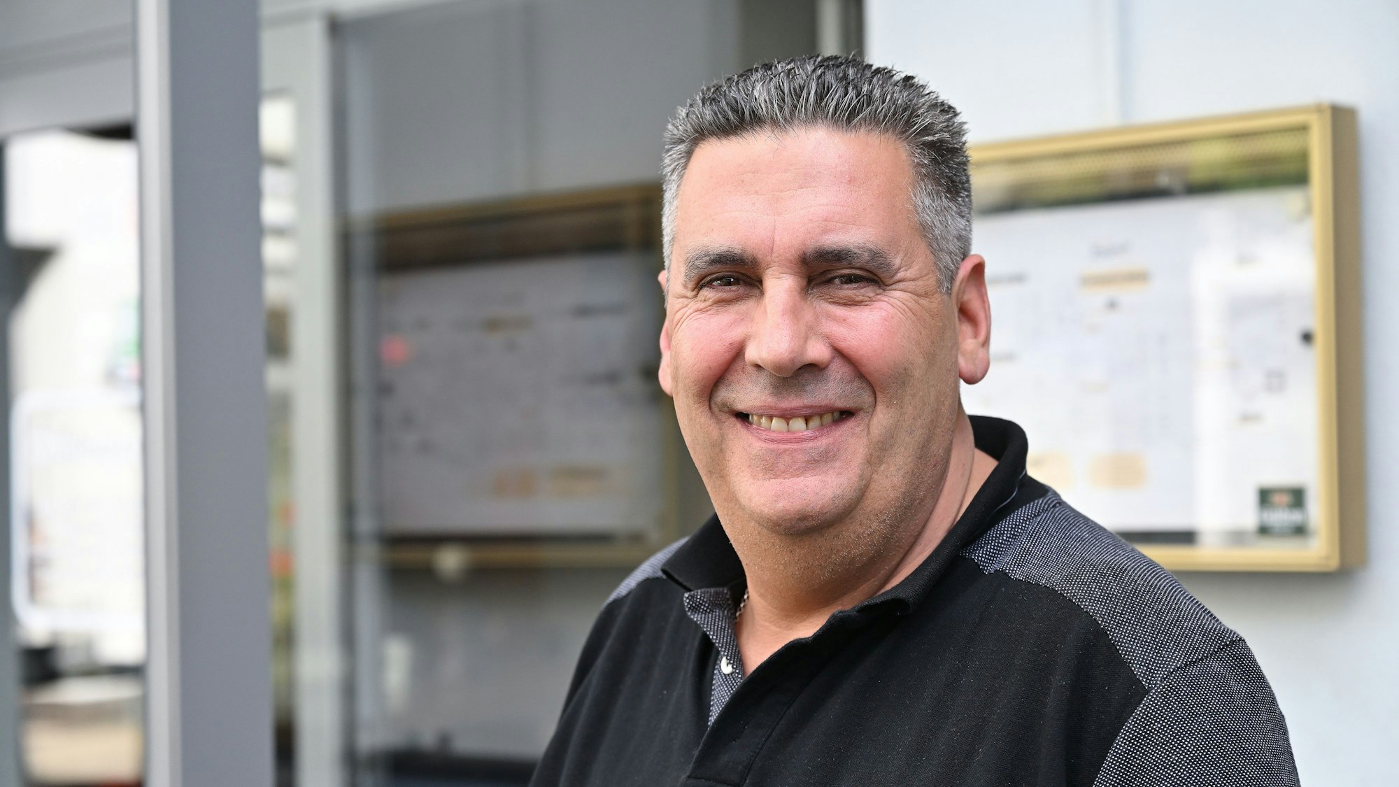 Unter den Gästen in seinem Café-Bistro „Picasso“ findet Miguel Louzao de la Cruz viel Unterstützung für seine Bewerbung um die Bürgermeisterkandidatur der CDU Rösrath.