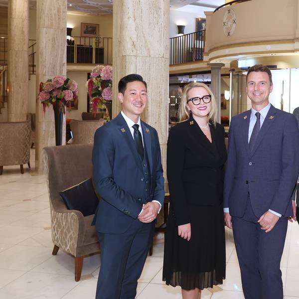 Die Chefportiers (v.l.) Hae-Nam Song (Excelsior), Shannon Gilbert (Breidenbacher Hof, Düsseldorf), Tobias Lindner und Michael Jansen (beide Bayerischer Hof, München). Stolz tragen sie die Goldenen Schlüssel am Revers.