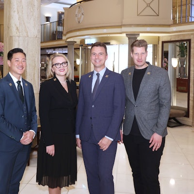 Die Chefportiers (v.l.) Hae-Nam Song (Excelsior), Shannon Gilbert (Breidenbacher Hof, Düsseldorf), Tobias Lindner und Michael Jansen (beide Bayerischer Hof, München). Stolz tragen sie die Goldenen Schlüssel am Revers.