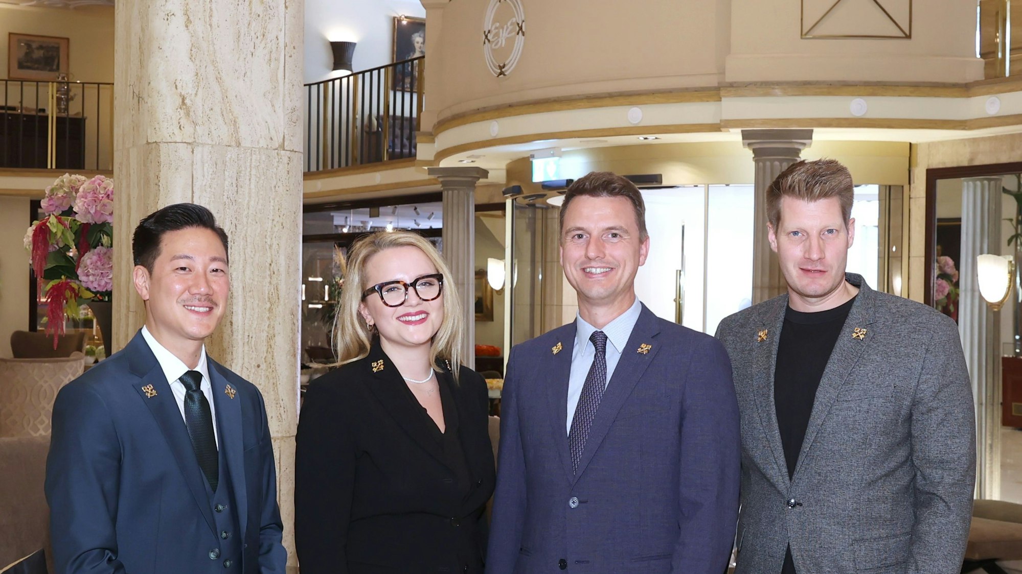 Die Chefportiers (v.l.) Hae-Nam Song (Excelsior), Shannon Gilbert (Breidenbacher Hof, Düsseldorf), Tobias Lindner und Michael Jansen (beide Bayerischer Hof, München). Stolz tragen sie die Goldenen Schlüssel am Revers.
