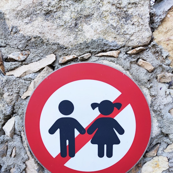 Ein Schild das zeigt: Hier haben Kinder keinen Zutritt.