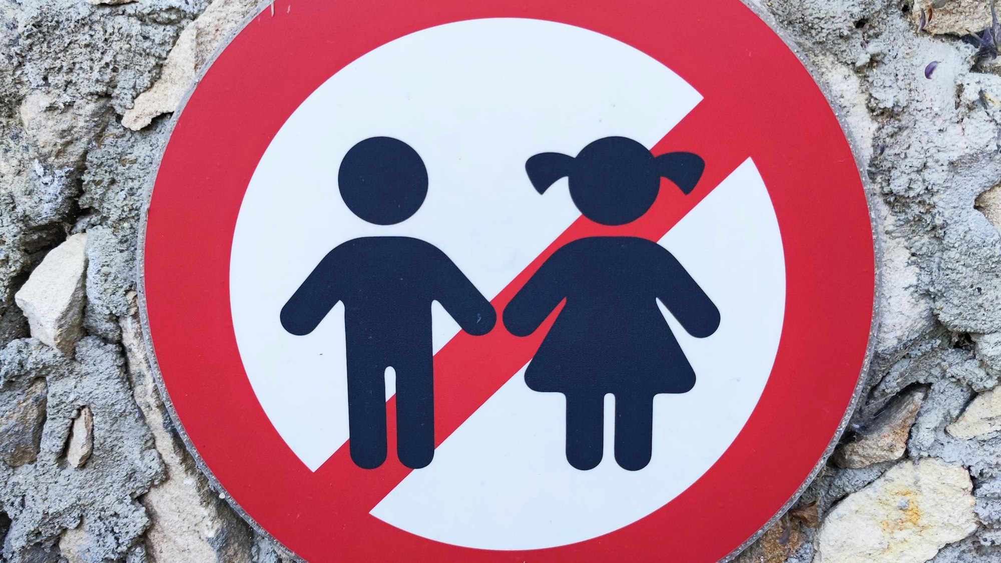 Ein Schild das zeigt: Hier haben Kinder keinen Zutritt.