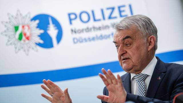 Herbert Reul (CDU), Innenminister von Nordrhein-Westfalen, spricht hinter Mikrofonen.