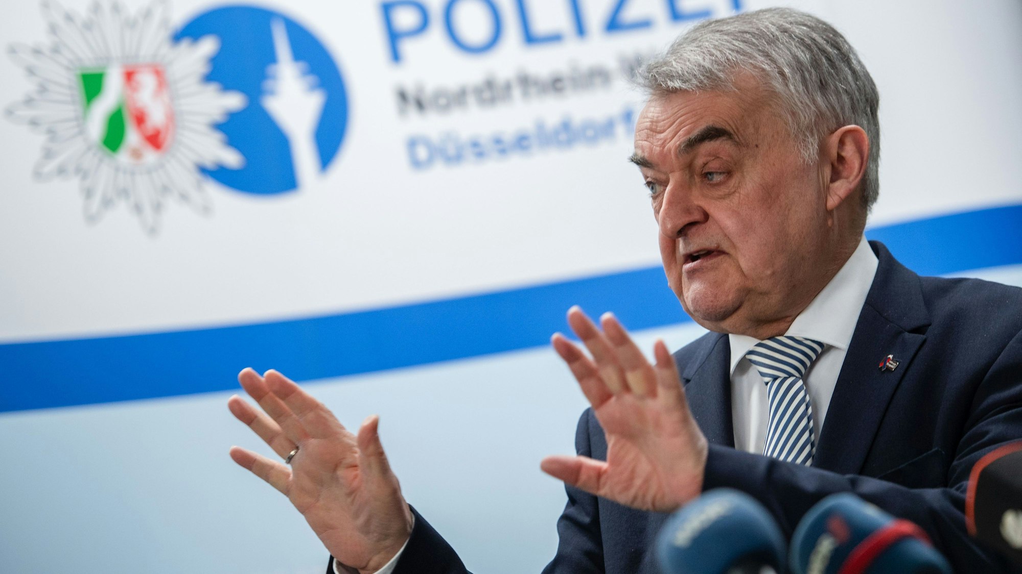 Herbert Reul (CDU), Innenminister von Nordrhein-Westfalen, während einer Pressevorführung