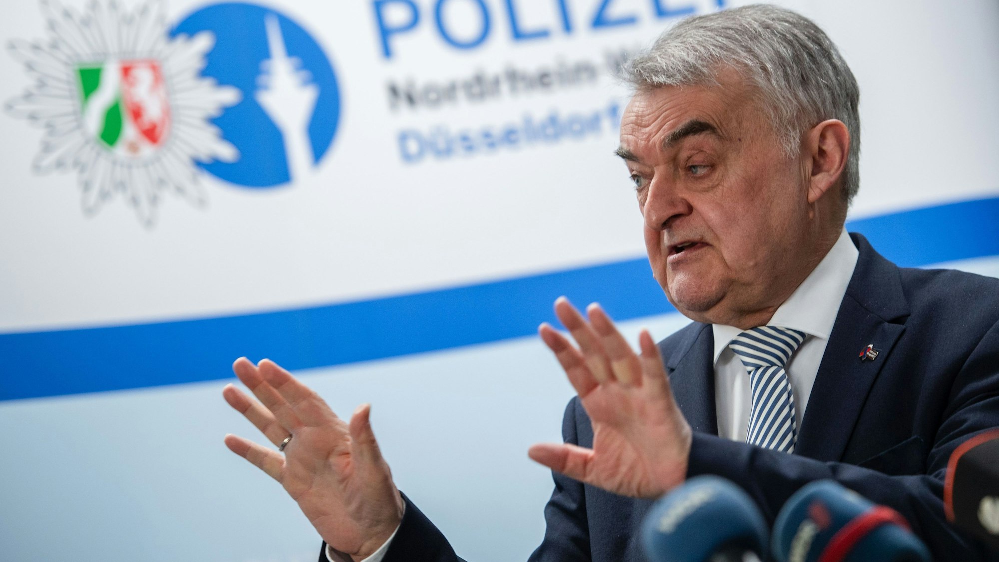 Herbert Reul (CDU), Innenminister von Nordrhein-Westfalen, spricht hinter Mikrofonen.