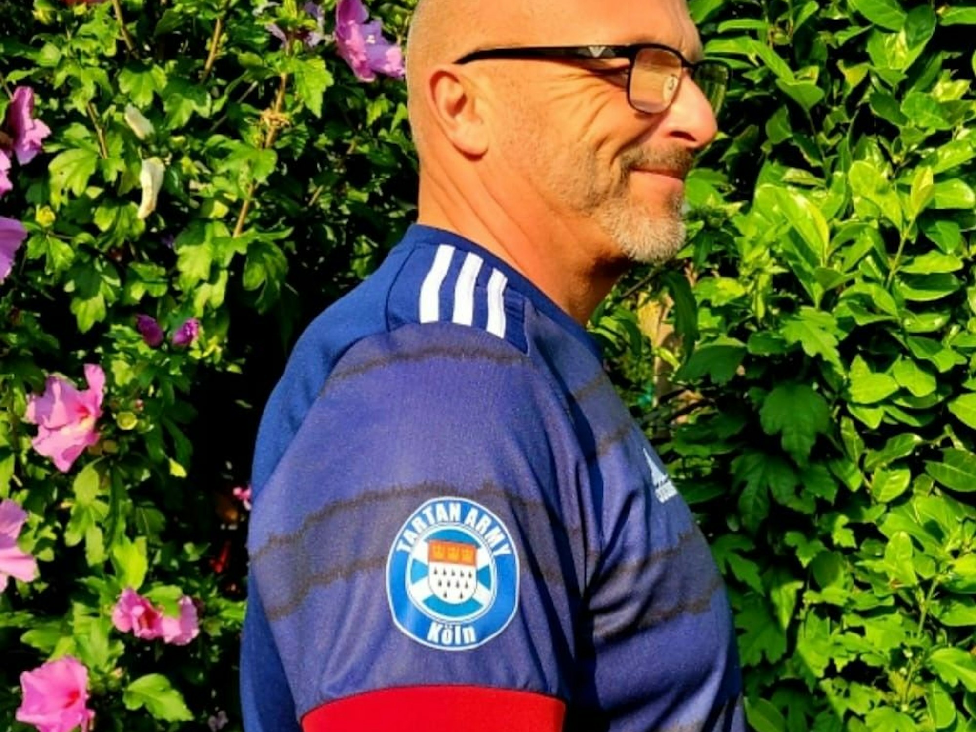 Das Schottland-Trikot von Jürgen Weiss ist mit dem Logo der „Tartan Army Köln“ ausgestattet.
