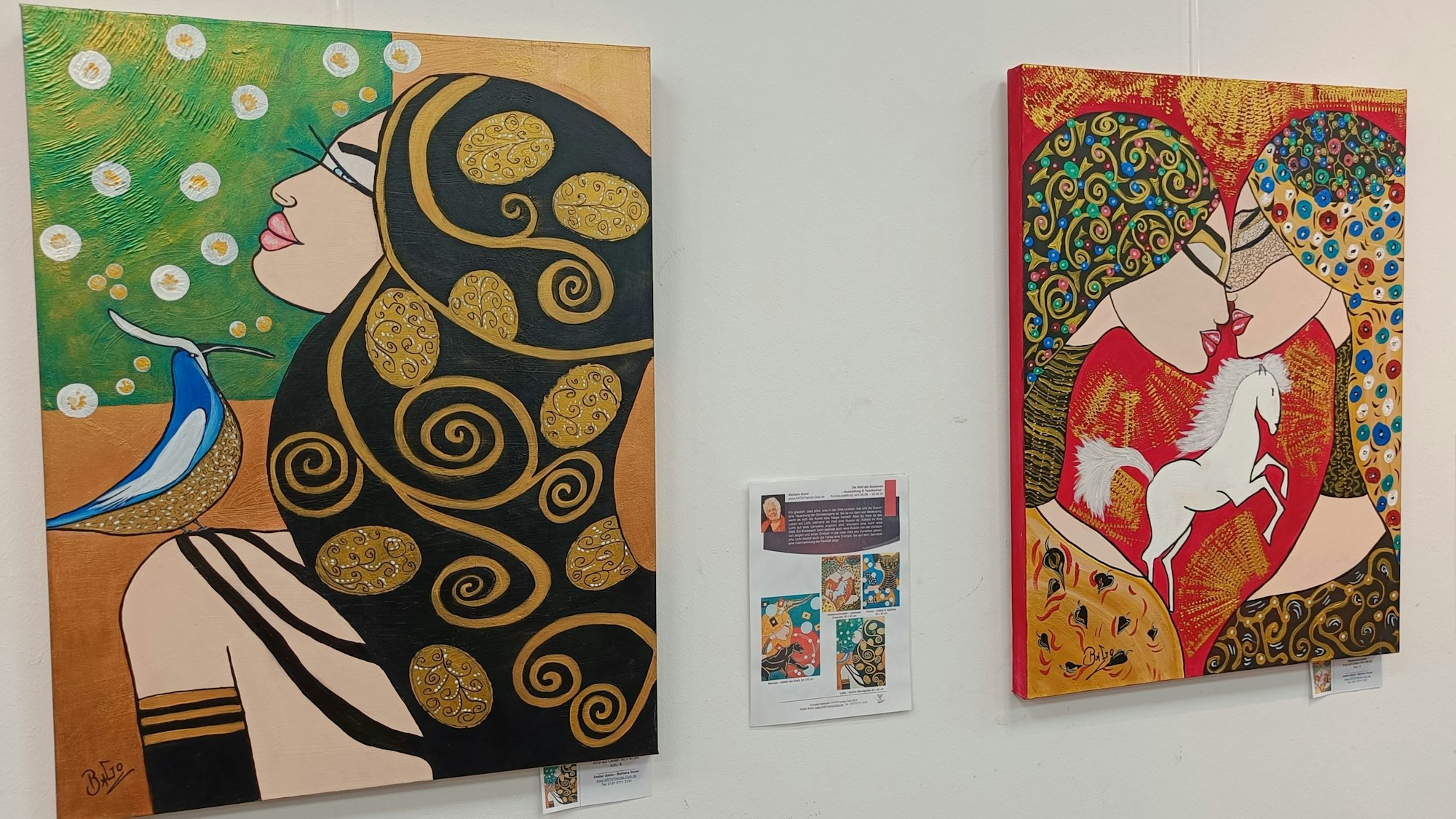 Zwei farbenfrohe Gemälde sind abgebildet.
