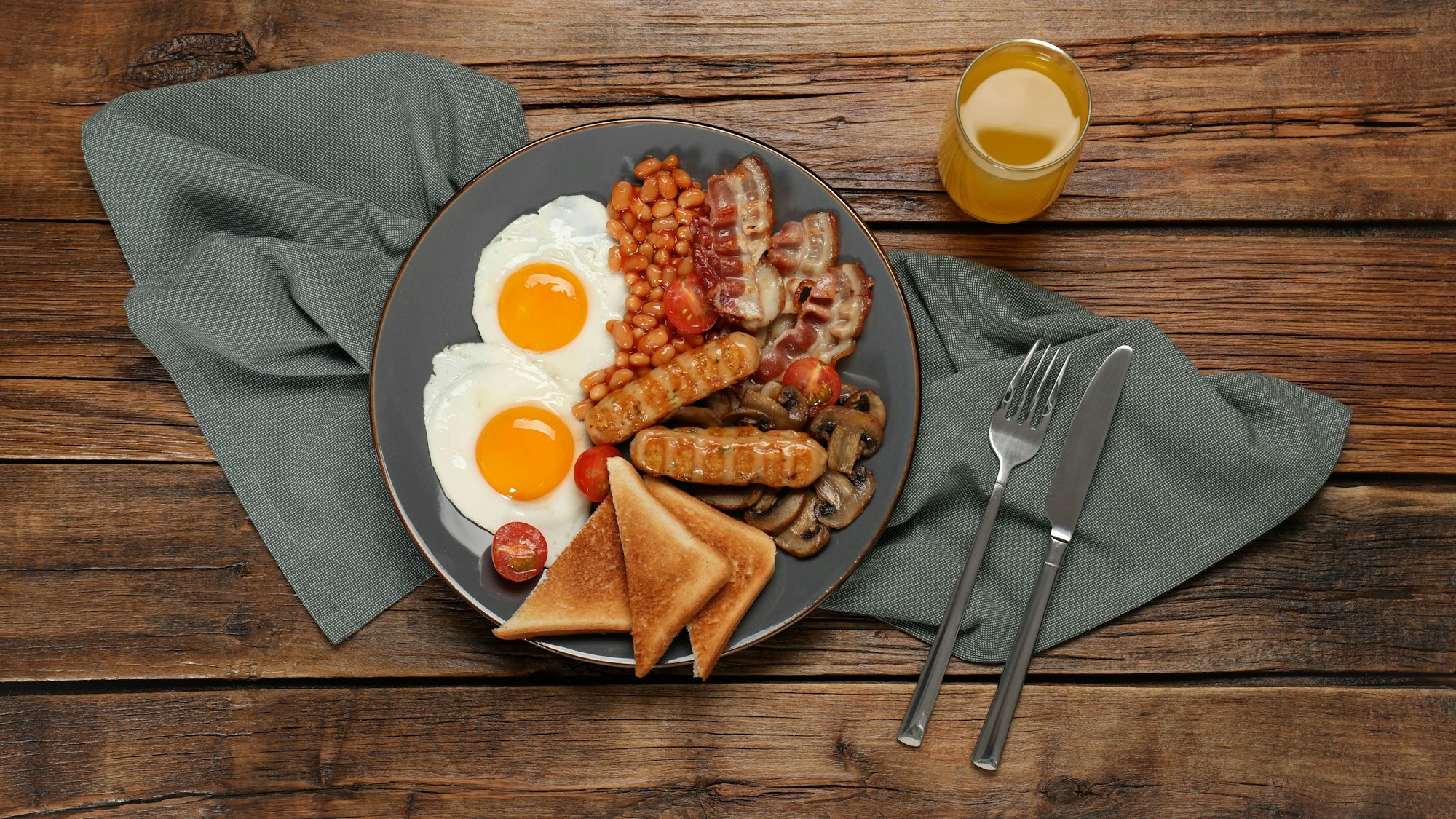 Ein englisches Frühstück auf einem Teller