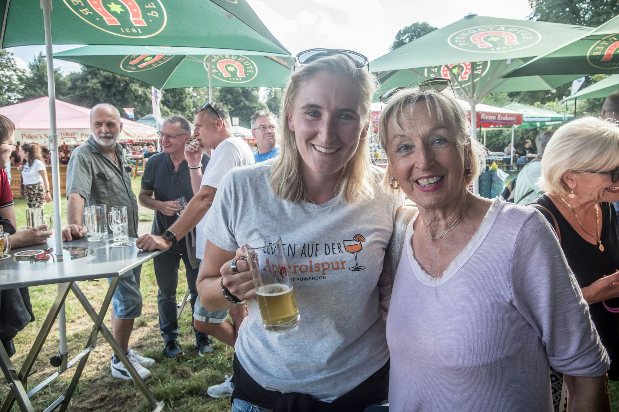 Diana(l.) und Ilse Ganser. Fassanstich der 37. Bierbörse durch Oberbürgermeister Uwe Richrath. Foto: Ralf Krieger