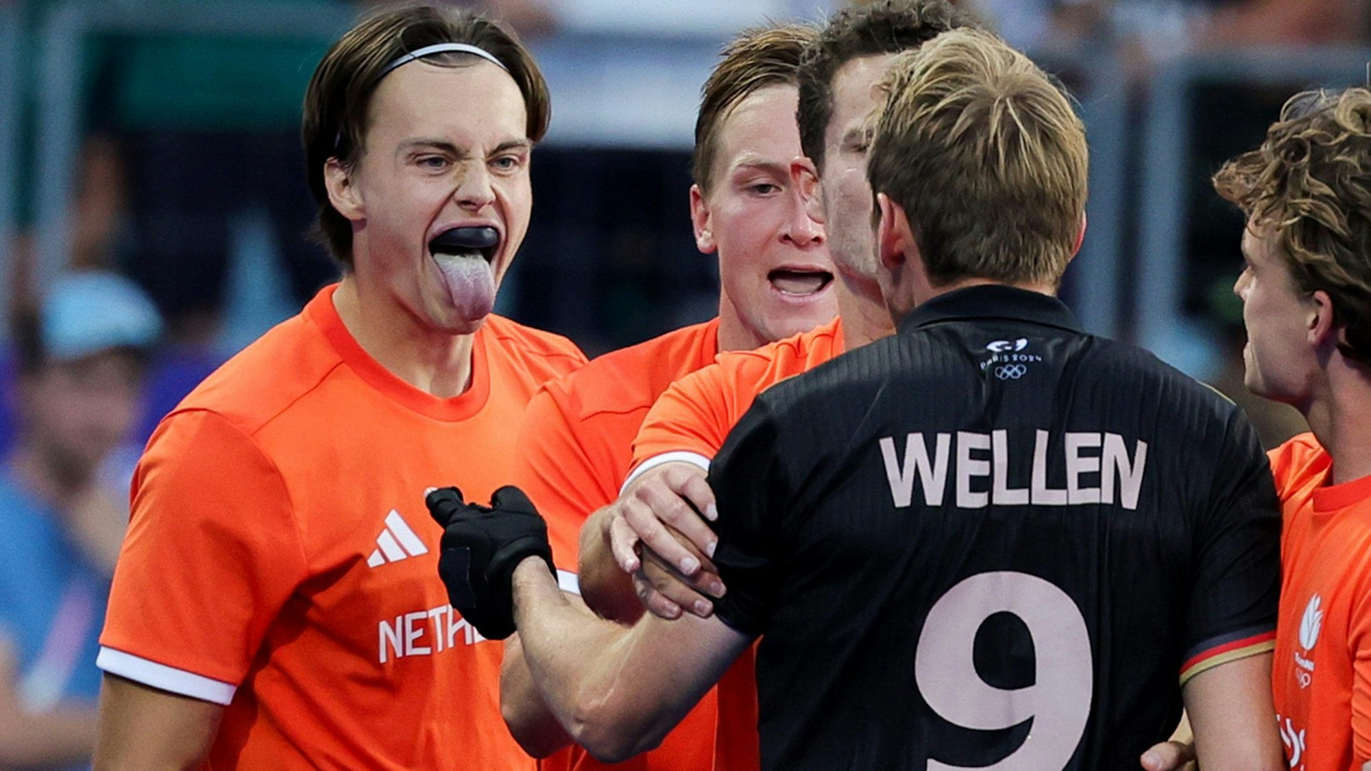 dpatopbilder - 08.08.2024, Frankreich, Colombes: Olympia, Paris 2024, Hockey, Herren, Finale, Niederlande - Deutschland, Deutschlands Niklas Wellen (r) diskutiert mit Duco Telgenkamp (l) aus den Niederlanden nach dem Penaltyschießen.