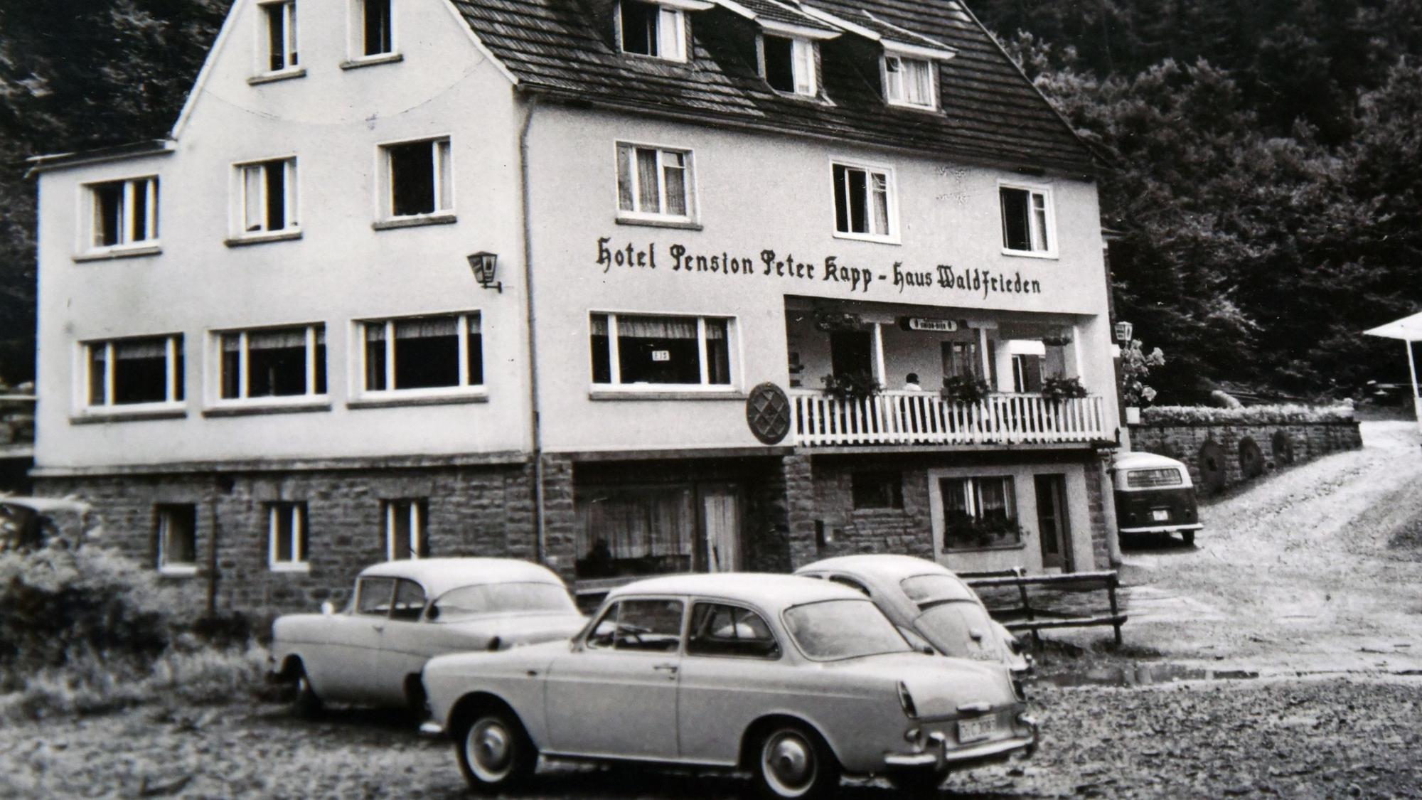 Dieses Bild zeigt die Ausflugsgaststätte „Haus am Mühlenberg“ in der Waldbröler Ortschaft Vierbuchermühle vor den Umbauten.