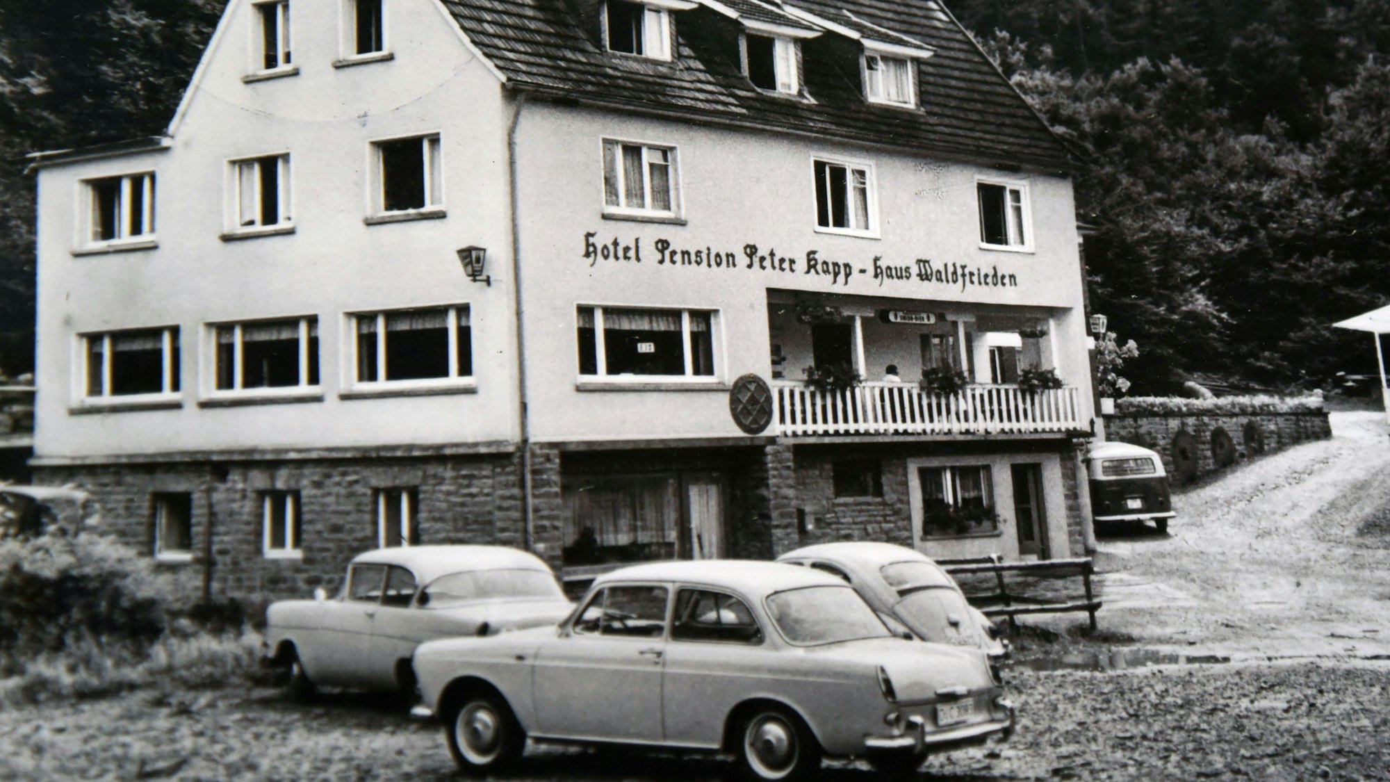 Dieses Bild zeigt die Ausflugsgaststätte „Haus am Mühlenberg“ in der Waldbröler Ortschaft Vierbuchermühle vor den Umbauten.