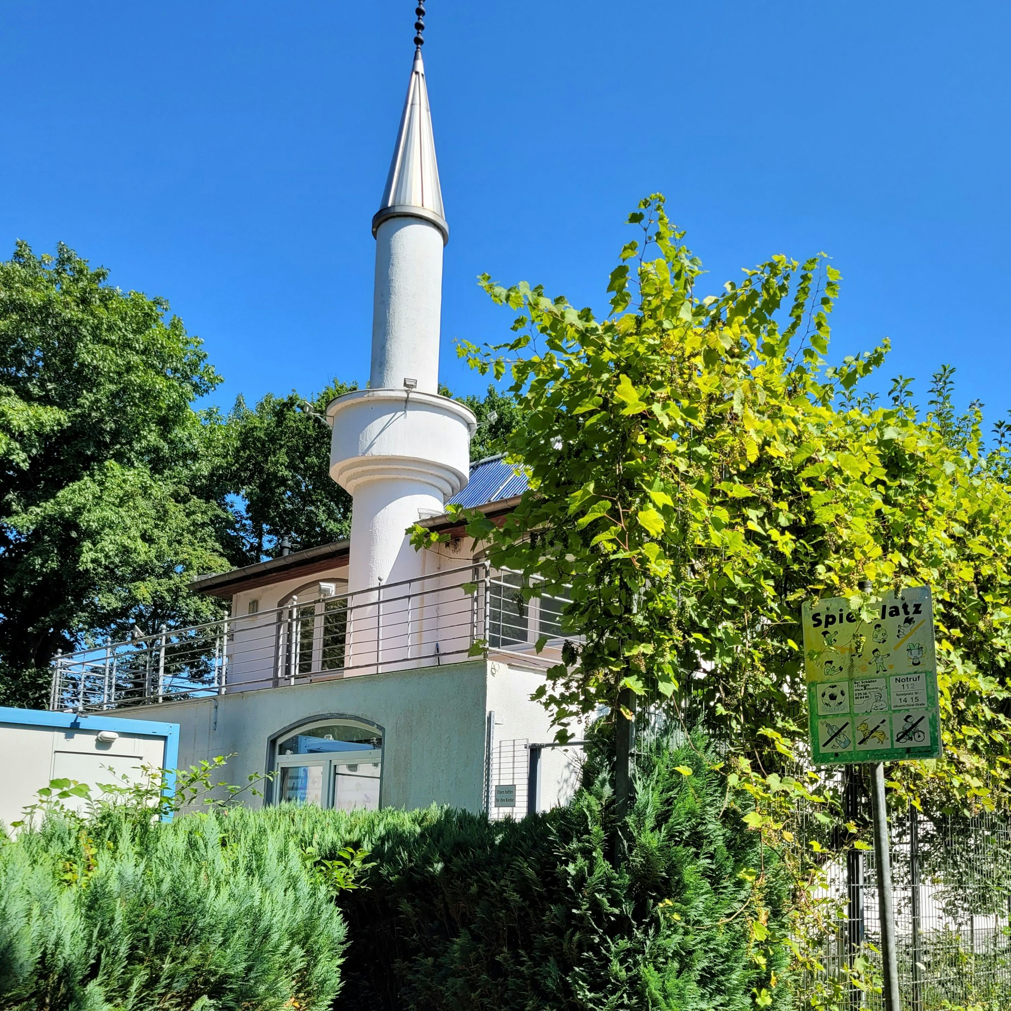 Eine Moschee mit Minarett.