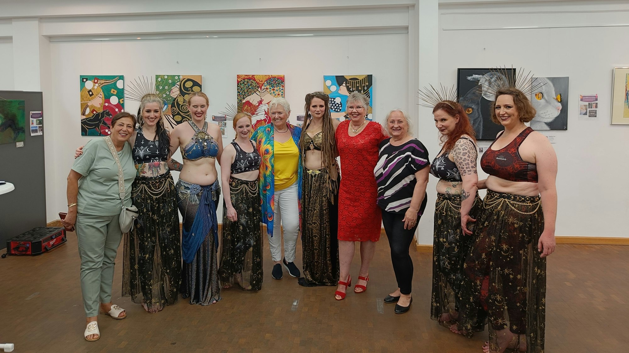 Tänzerinnen und Künstlerinnen posieren für ein Foto.