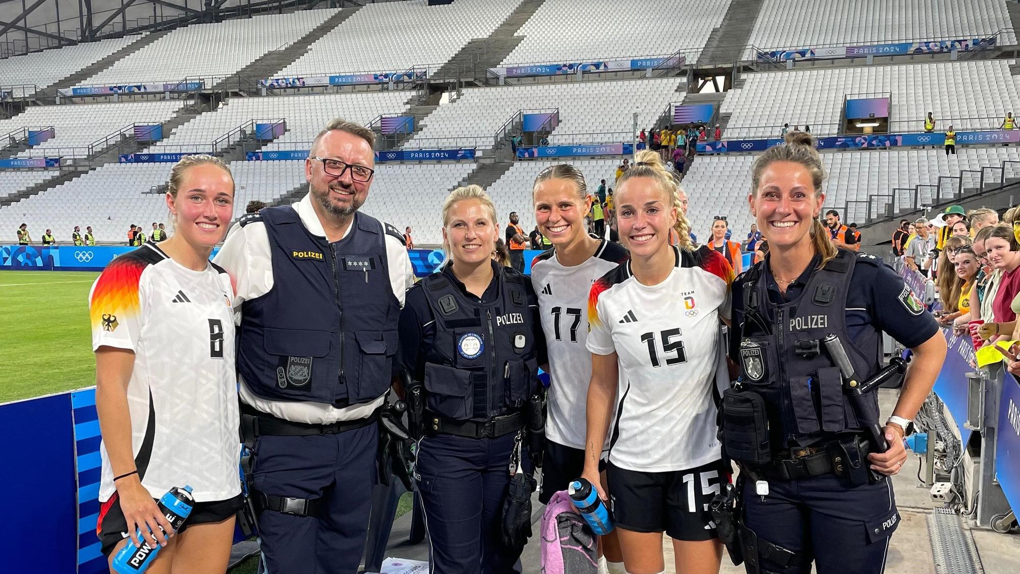 Kristina Kilb (r.) mit zwei Kollegen und den Nationalspielerinnen Giulia Gwinn, Klara Bühl und Sydney Matilda Lohmann (v.r.) nach dem Olympia-Auftaktspiel gegen Australien.