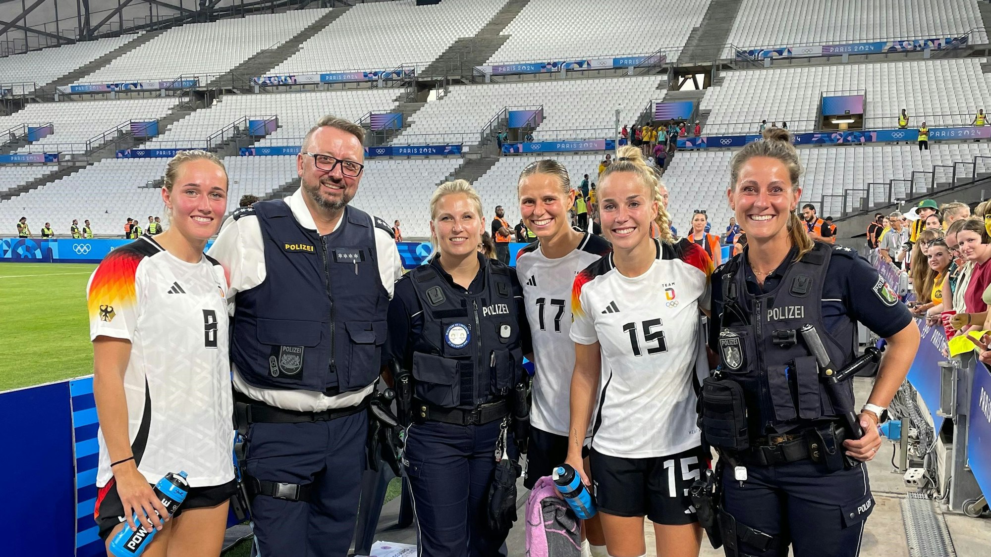 Kristina Kilb (r.) mit zwei Kollegen und den Nationalspielerinnen Giulia Gwinn, Klara Bühl und Sydney Matilda Lohmann (v.r.) nach dem Olympia-Auftaktspiel gegen Australien.