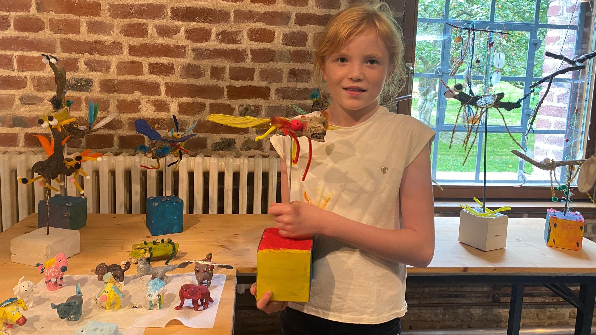 Die zehnjährige Johanna zeigt stolz ihr Kunstwerk.
