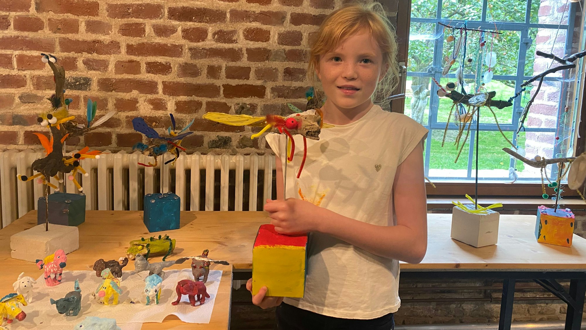 Die zehnjährige Johanna zeigt stolz ihr Kunstwerk.