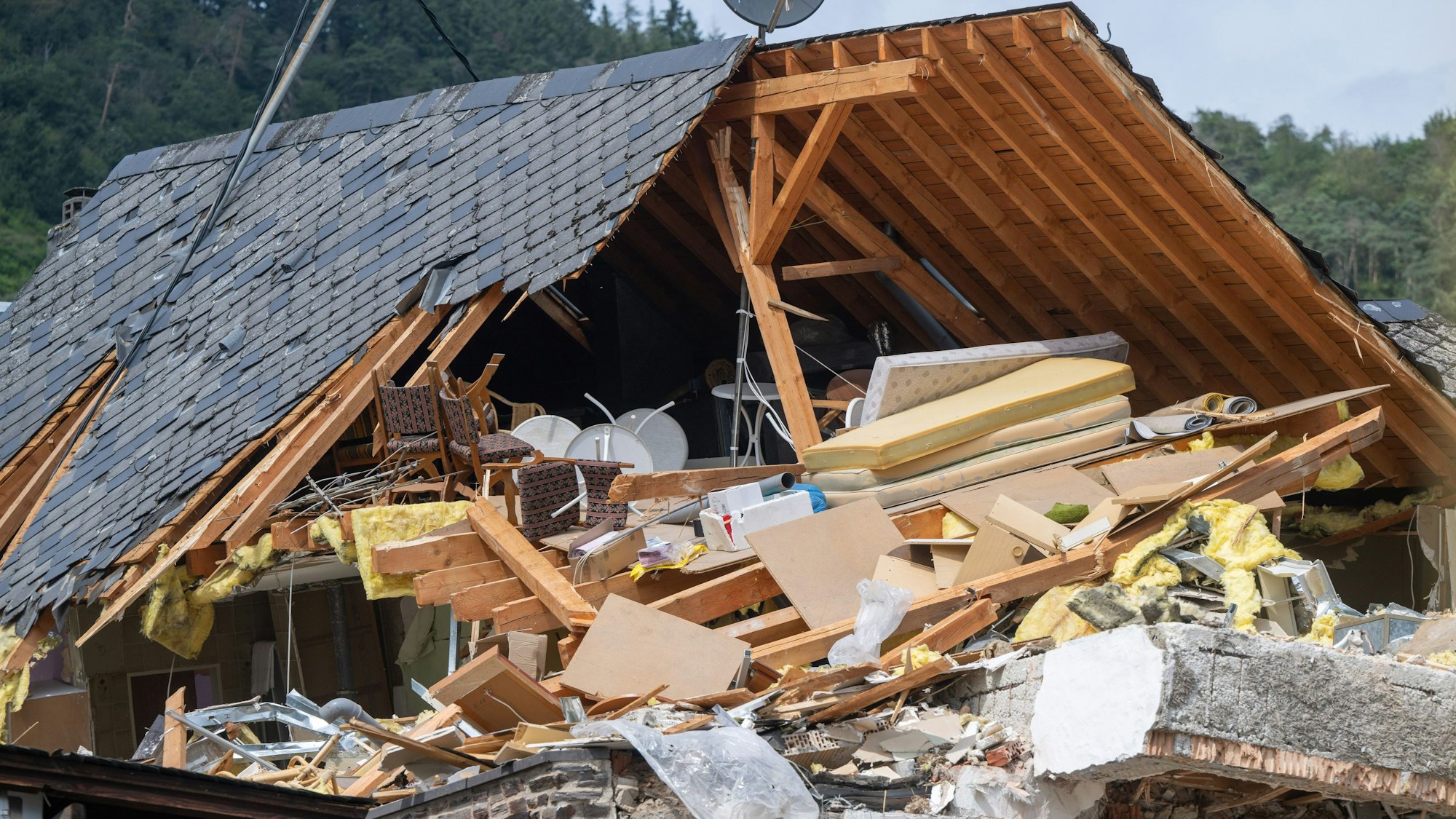 09.08.2024, Rheinland-Pfalz, Kröv: Das zum Teil abgerissene Hotel, das eingestürzt ist. An dem Betonquerträger (rechts unten) der eingestürzten Etage kann man erahnen, wo einmal die darunter liegende Etage war.