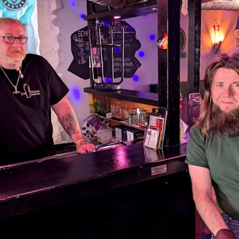 Wirt Jürgen Kastenholz und Stammgast Tommy an der Theke der Mechernicher Kneipe.