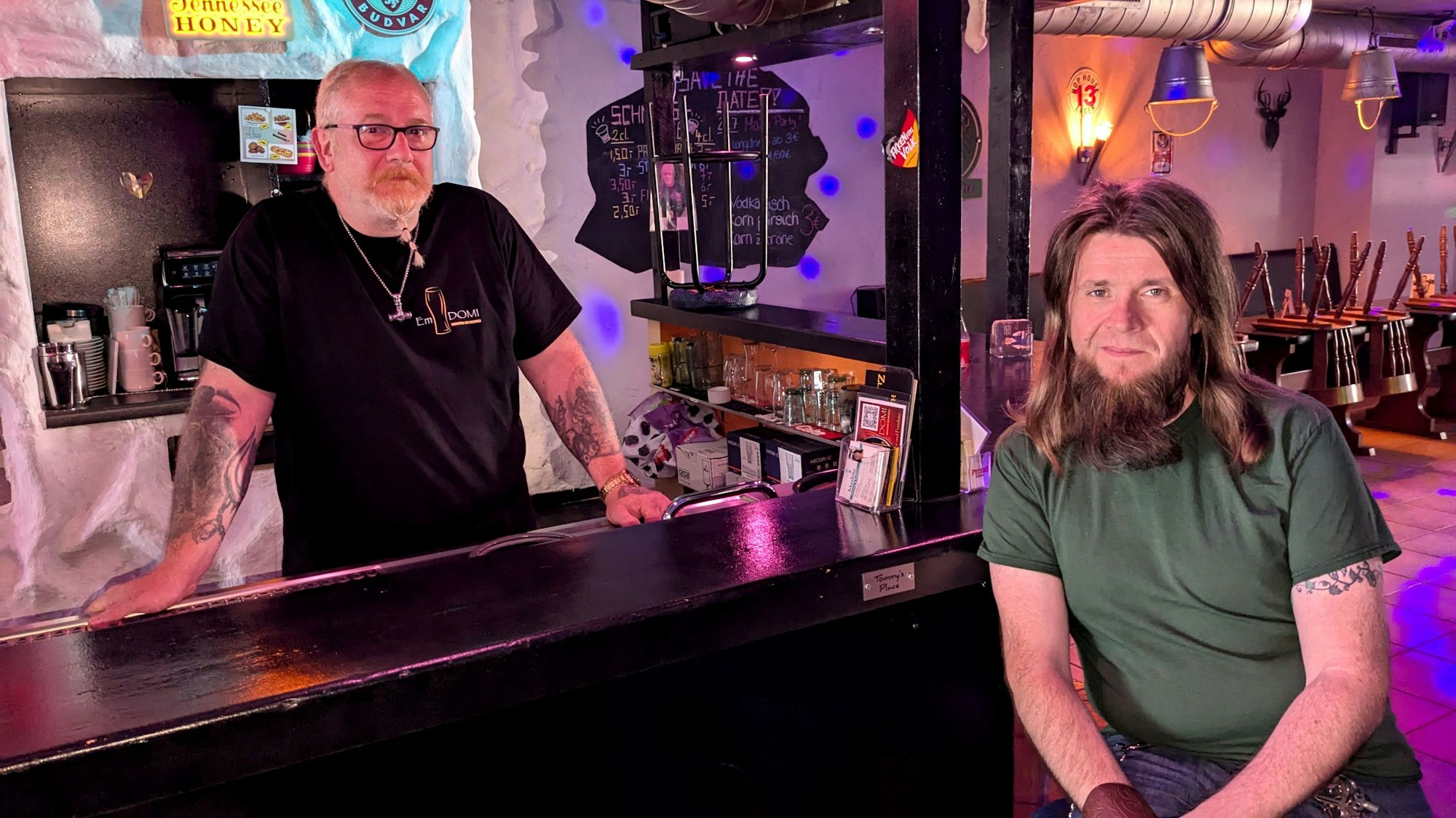 Wirt Jürgen Kastenholz und Stammgast Tommy an der Theke der Mechernicher Kneipe.