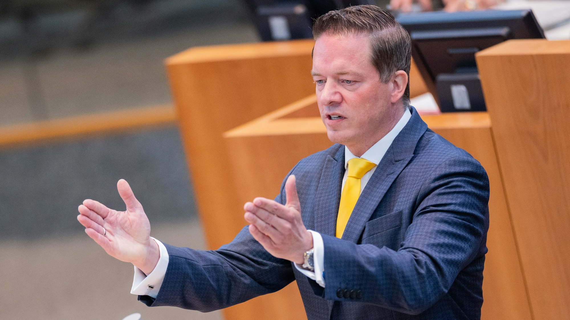 Gregor Golland (CDU) spricht im Plenum des Landtags.