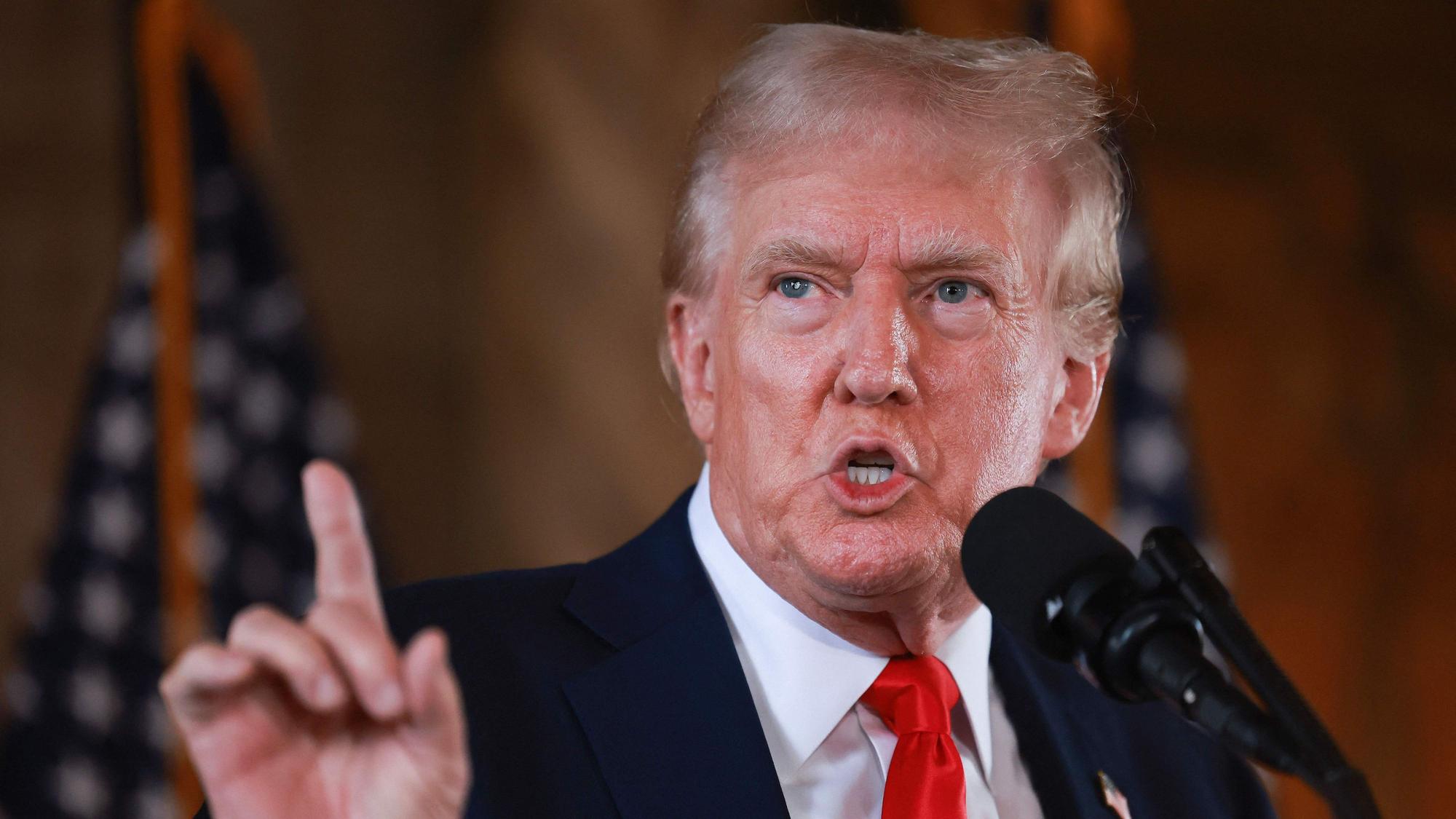 Donald Trump bei seiner Pressekonferenz in Mar-a-Lago im US-Bundesstaat Florida. Nach einer tagelangen Wahlkampfpause hat sich der Republikaner zurückgemeldet und dabei diverse Unwahrheiten verbreitet.