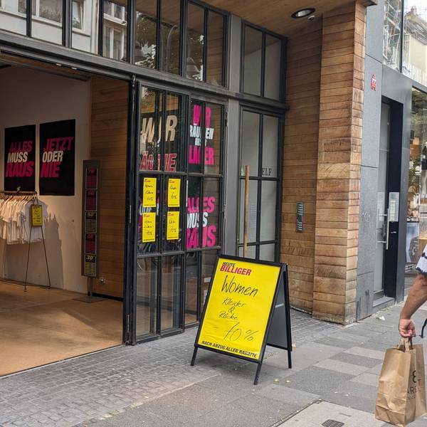 Das Schaufenster von Esprit an der Kölner Ehrenstraße mit Schildern „Wir räumen unser Lager“.