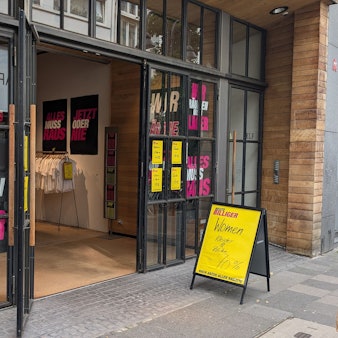 Das Schaufenster von Esprit an der Kölner Ehrenstraße mit Schildern „Wir räumen unser Lager“.